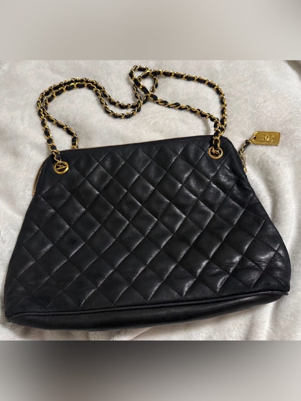 Chanel quilted trapeze chain shoulder tote bag. Vintage. Gold plated hardware